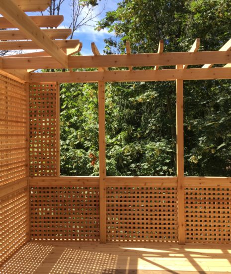 Custom lattice privacy screen with pergola